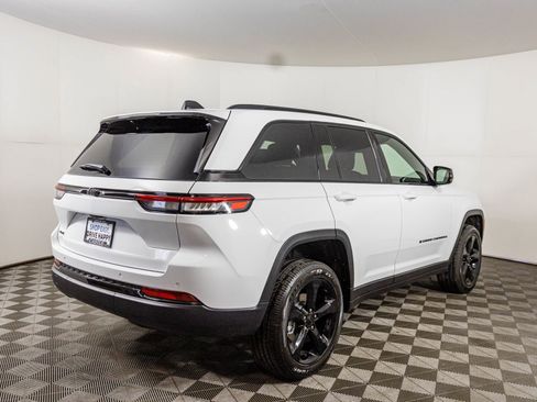 New 2025 Jeep Grand Cherokee Laredo image 8