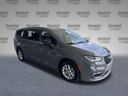 Used 2025 Chrysler Pacifica Select FWD image 26