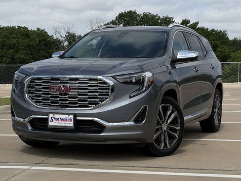 Used 2020 GMC Terrain Denali w/ Denali Premium Package FWD image 2