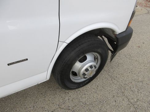 Used 2018 Chevrolet Express 3500 w/ Driver Convenience Package image 15