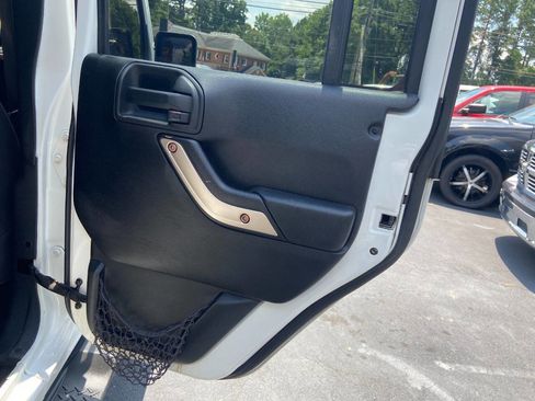 Used 2013 Jeep Wrangler Unlimited Sahara image 21