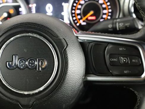Used 2018 Jeep Wrangler Unlimited Sahara AWD/4WD image 9