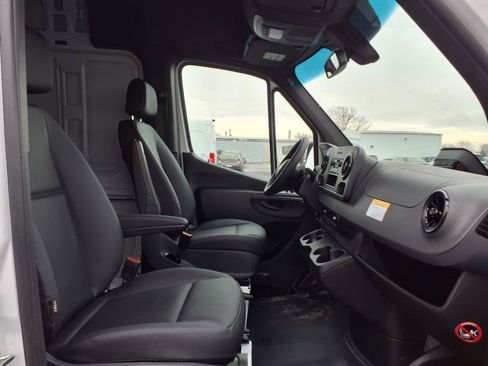 Used 2025 Mercedes-Benz Sprinter 2500 image 16