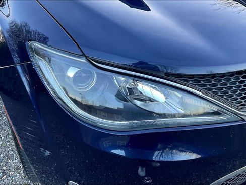 Used 2018 Chrysler Pacifica Limited w/ Tire & Wheel Group image 32