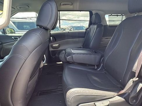 Used 2025 Kia Carnival EX FWD image 7