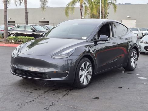 Used 2024 Tesla Model Y Long Range AWD/4WD image 5