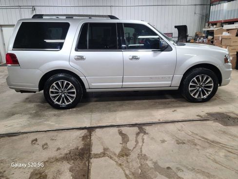 Used 2017 Lincoln Navigator Select image 10