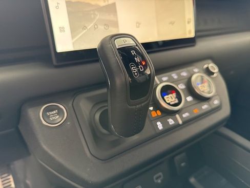 Used 2024 Land Rover Defender 90 V8 image 32