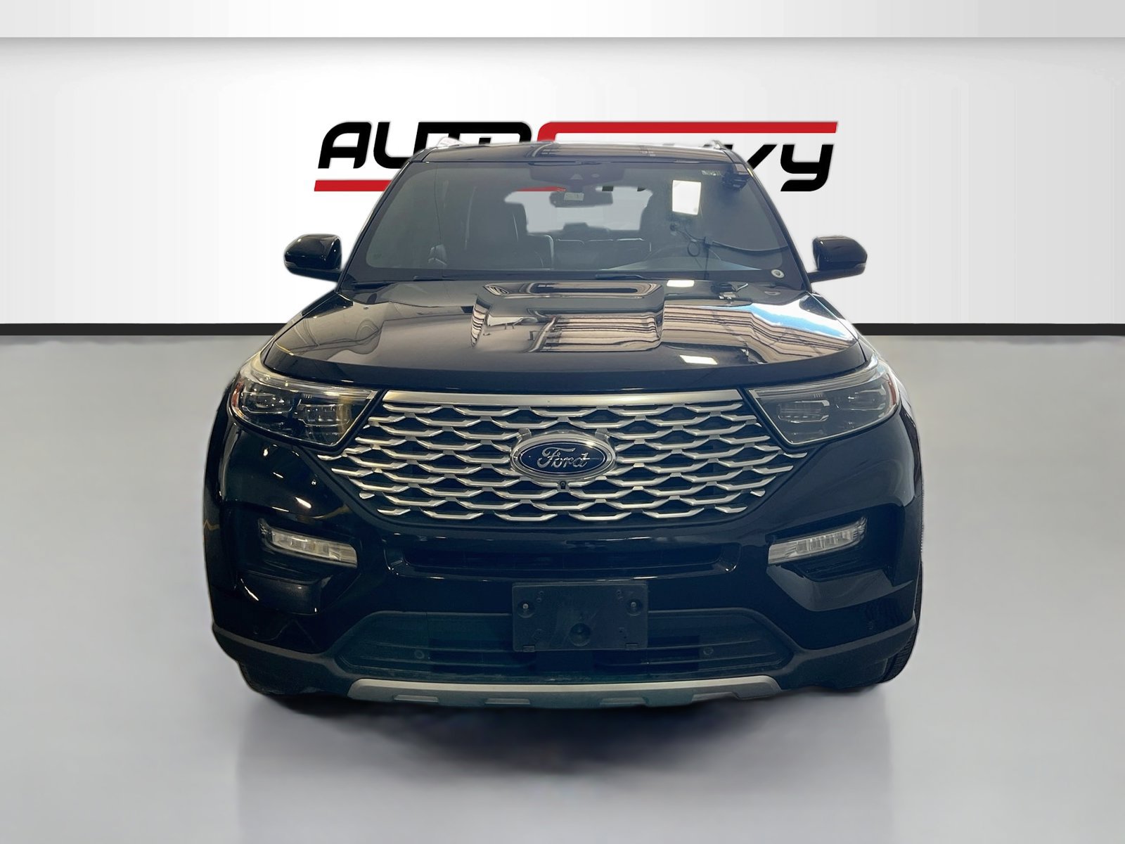 Used 2021 Ford Explorer Platinum w/ Equipment Group 601A AWD/4WD image 2