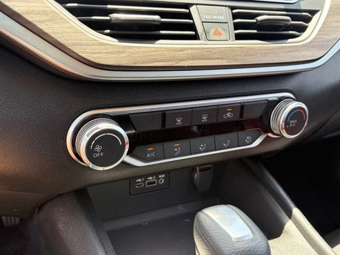 Used 2025 Nissan Altima 2.5 SV FWD image 11
