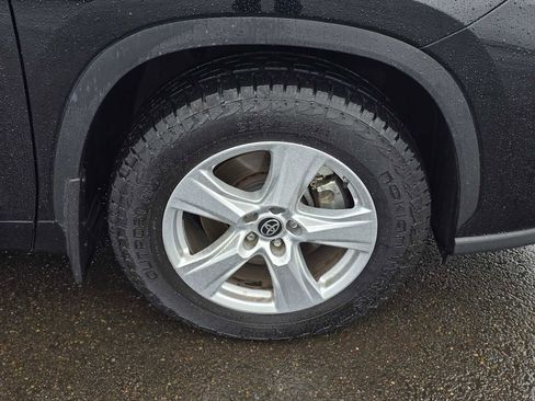 Used 2023 Toyota Highlander LE AWD/4WD image 11