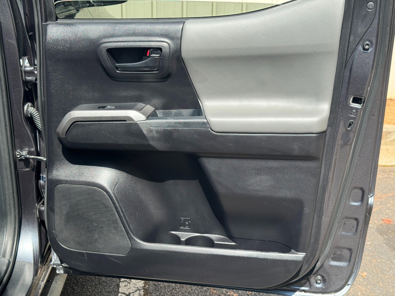 Used 2020 Toyota Tacoma SR5 RWD image 37