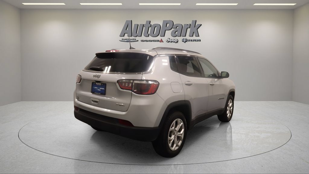 Used 2024 Jeep Compass Latitude AWD/4WD image 7