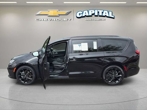 Used 2026 Chrysler Pacifica Limited w/ S Appearance Package FWD image 9