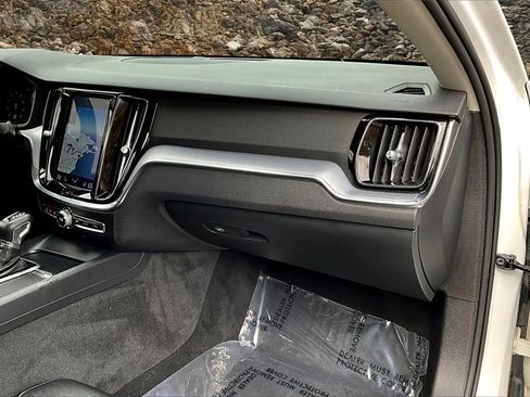 Used 2020 Volvo S60 T6 Momentum image 14