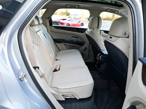Used 2022 Bentley Bentayga image 49