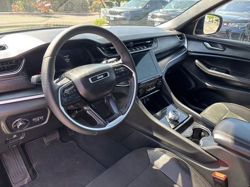 Used 2025 Jeep Grand Cherokee L Altitude AWD/4WD image 10