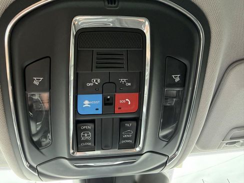 Used 2024 Jeep Grand Cherokee Laredo X AWD/4WD image 18