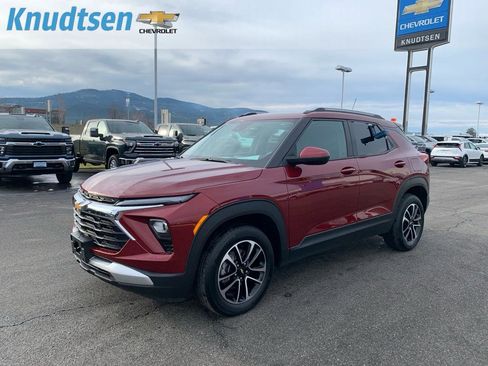 Used 2024 Chevrolet TrailBlazer LT w/ Driver Confidence Package image 3