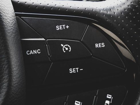 Used 2019 Chrysler Pacifica Limited w/ Advanced Safetytec Group image 17