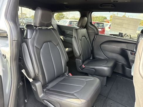 New 2026 Chrysler Pacifica Select image 25