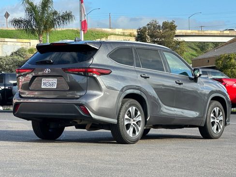 Used 2024 Toyota Highlander XLE image 5