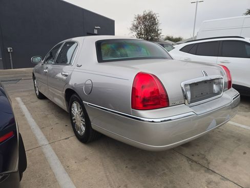 Used 2010 Lincoln Town Car Signature Limited image 3