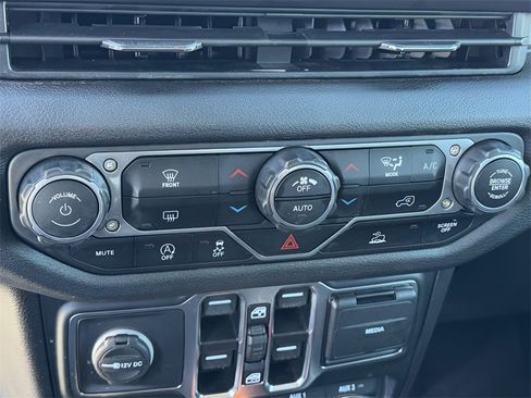 Used 2024 Jeep Gladiator Willys image 18