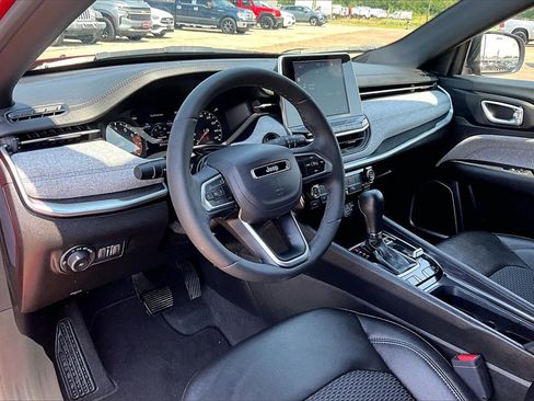 Used 2025 Jeep Compass Latitude image 14