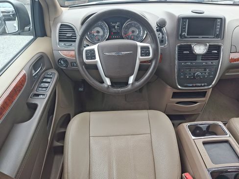 Used 2016 Chrysler Town & Country Touring-L FWD image 12