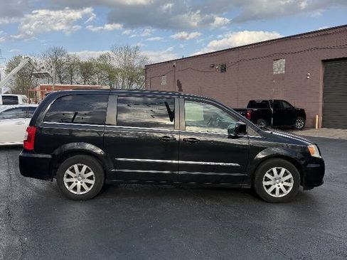 Used 2014 Chrysler Town & Country Touring FWD image 8