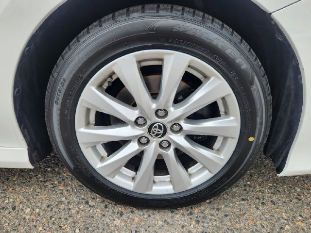 Used 2018 Toyota Camry LE FWD image 19