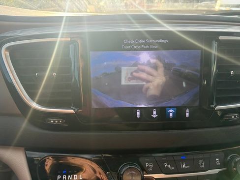 Used 2018 Chrysler Pacifica Touring-L Plus FWD image 16