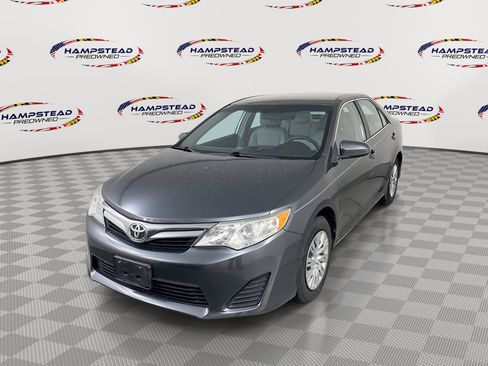 Used 2014 Toyota Camry LE image 1
