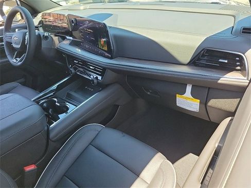 New 2025 Chevrolet Suburban Premier image 18