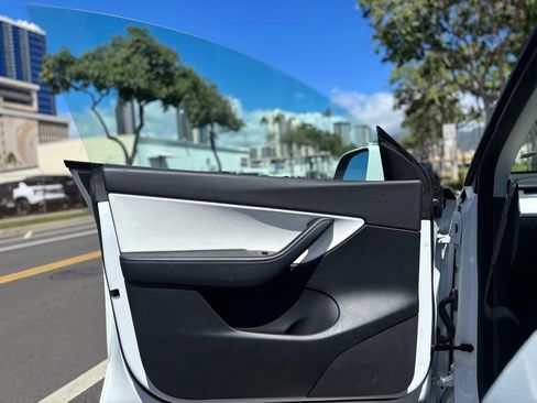 Used 2022 Tesla Model Y Long Range image 12