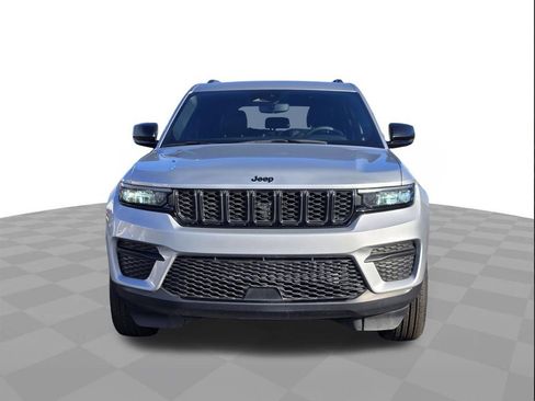 Used 2024 Jeep Grand Cherokee Altitude image 2