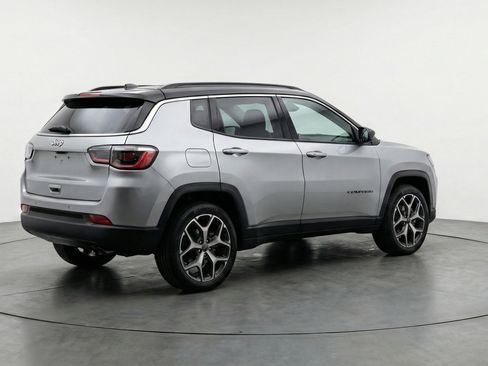 Used 2025 Jeep Compass Limited image 9