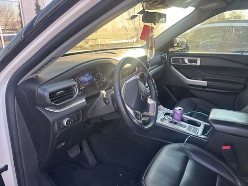 Used 2022 Ford Explorer XLT w/ Equipment Group 202A image 3