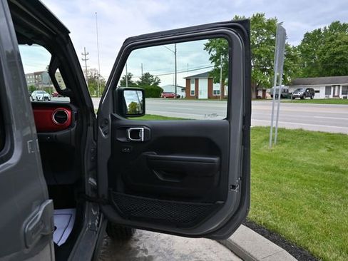 Used 2021 Jeep Gladiator Rubicon w/ Cold Weather Group AWD/4WD image 18