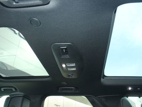 Used 2023 Land Rover Discovery Metropolitan Edition AWD/4WD image 23