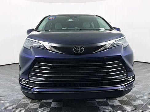 Used 2026 Toyota Sienna XLE FWD image 2