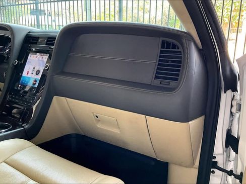 Used 2016 Lincoln Navigator L Reserve image 19