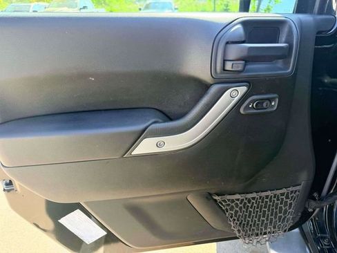 Used 2016 Jeep Wrangler Unlimited Sahara AWD/4WD image 16