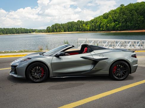 Used 2023 Chevrolet Corvette Z06 RWD image 17