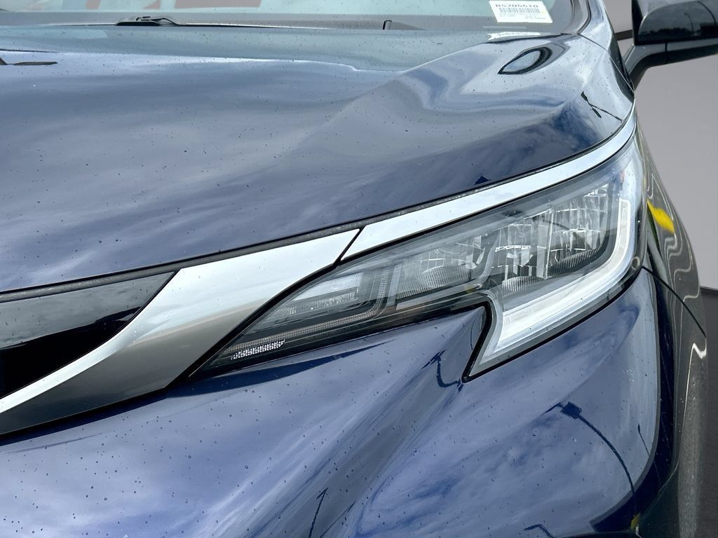 Used 2024 Toyota Sienna XSE FWD image 26