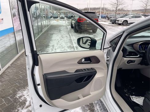 Used 2020 Chrysler Voyager Lxi image 21