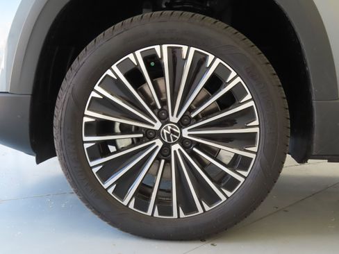 New 2026 Volkswagen Taos SE FWD image 26