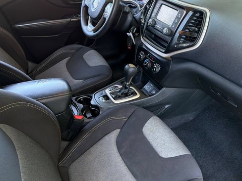 Used 2015 Jeep Cherokee Sport FWD image 18