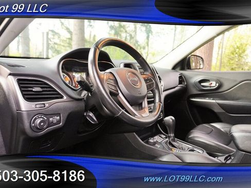 Used 2019 Jeep Cherokee Latitude Plus w/ Cold Weather Group AWD/4WD image 12